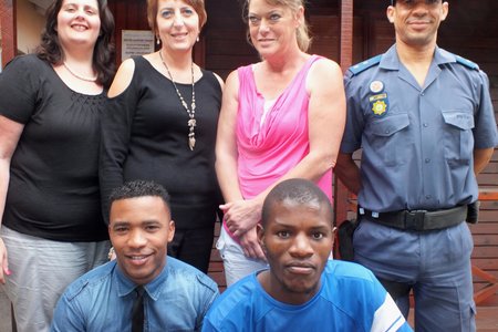 Voor vlnr is Heinrich Jansen en Mnqophiso Cengimbo. Agter vlnr is Anthea de Villiers, Leonoré Botes, Mary-Anne Franken en Muneeb Africa.
